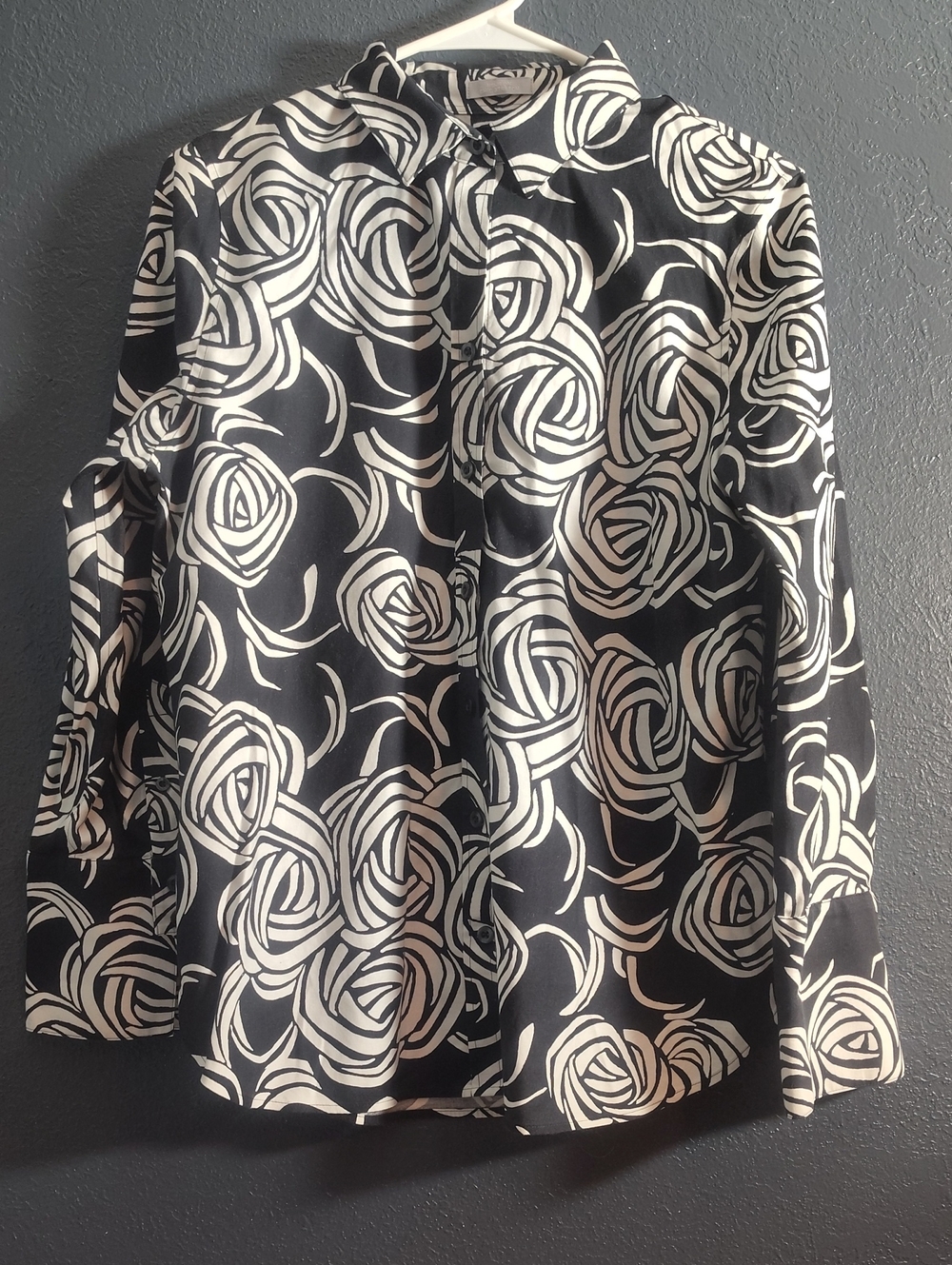 Chico's Black and White No Iron Rose-Print Button-Down Shirt Size 1  US 8